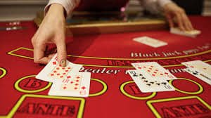 Tampilan meja Texas Poker langsung di pastimenang dengan dealer dan pemain yang terlihat dari berbagai sudut kamera